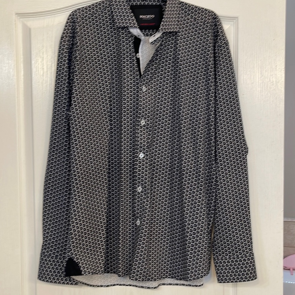 Mens Shirt This is a button up dress shirt